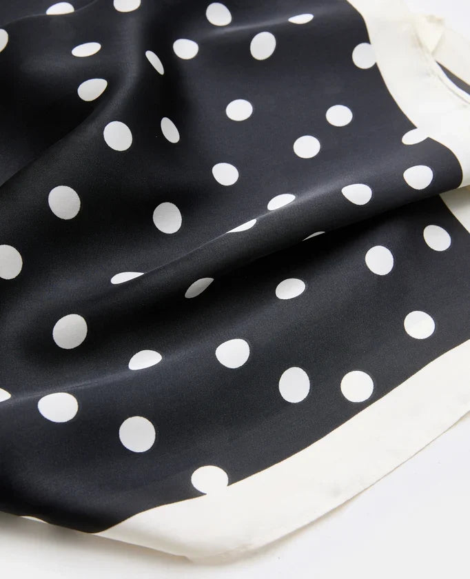 Foulard en satin motif pois