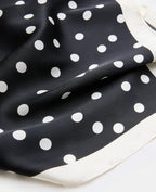 Foulard en satin motif pois